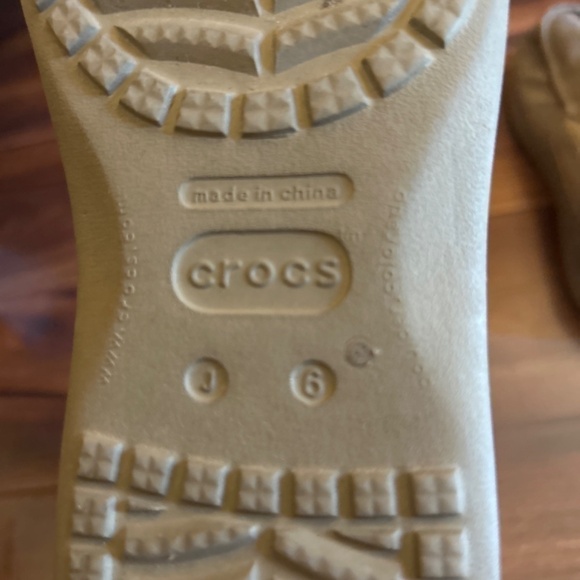 🌿SALE🌿CROCS Denim Shoes size 6 - Picture 6 of 9